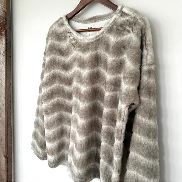 Dylan Los Angeles apres-ski faux fur sweater with crew neck & long sleeves - Picture 2 of 9
